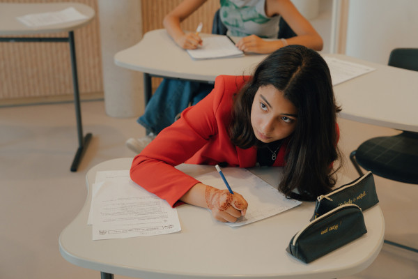 Meisje Aan Het Werk Aan Een Bank In De Klas Rh