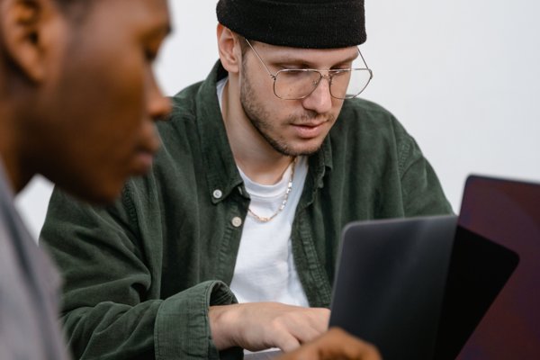 twee jongens aan hun laptop_rh.png