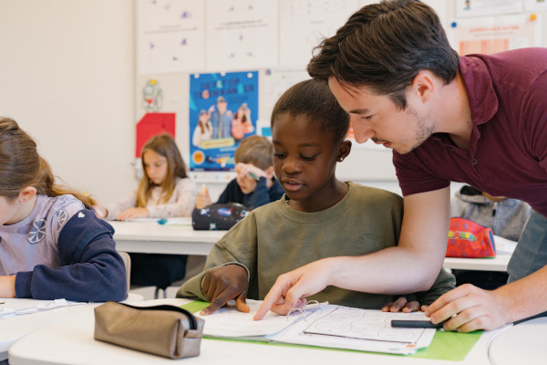 Leraar Begeleidt Leerling In Klas Rh