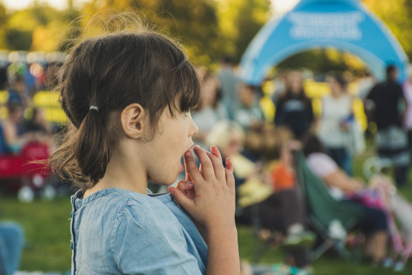 Kind Met Handen Gevouwen Voor Zich Uit Starend