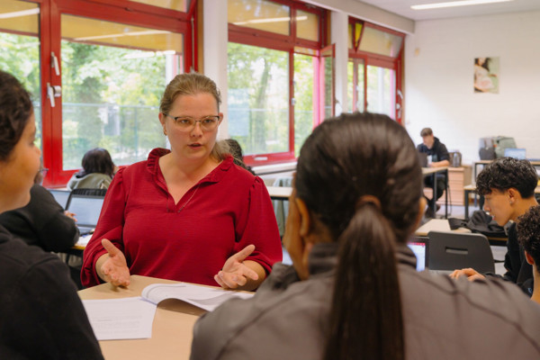 Leerkracht In Gesprek Met Leerling Rh