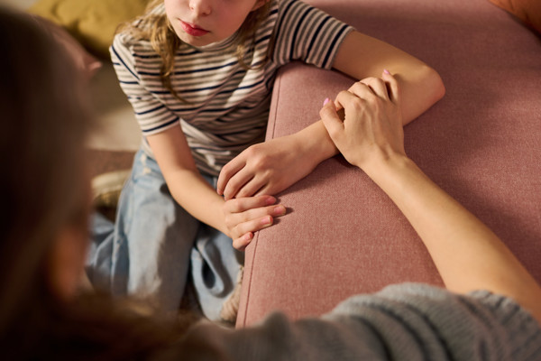 gesprek tussen kind en volwassene op sofa_rh.jpg