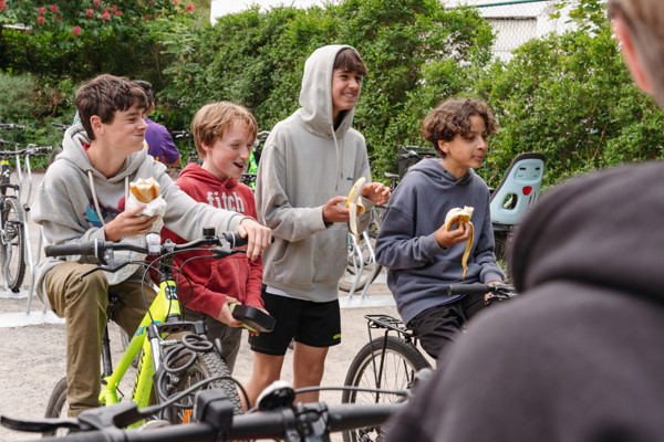 lachende leerlingen op speelplaats.jpg