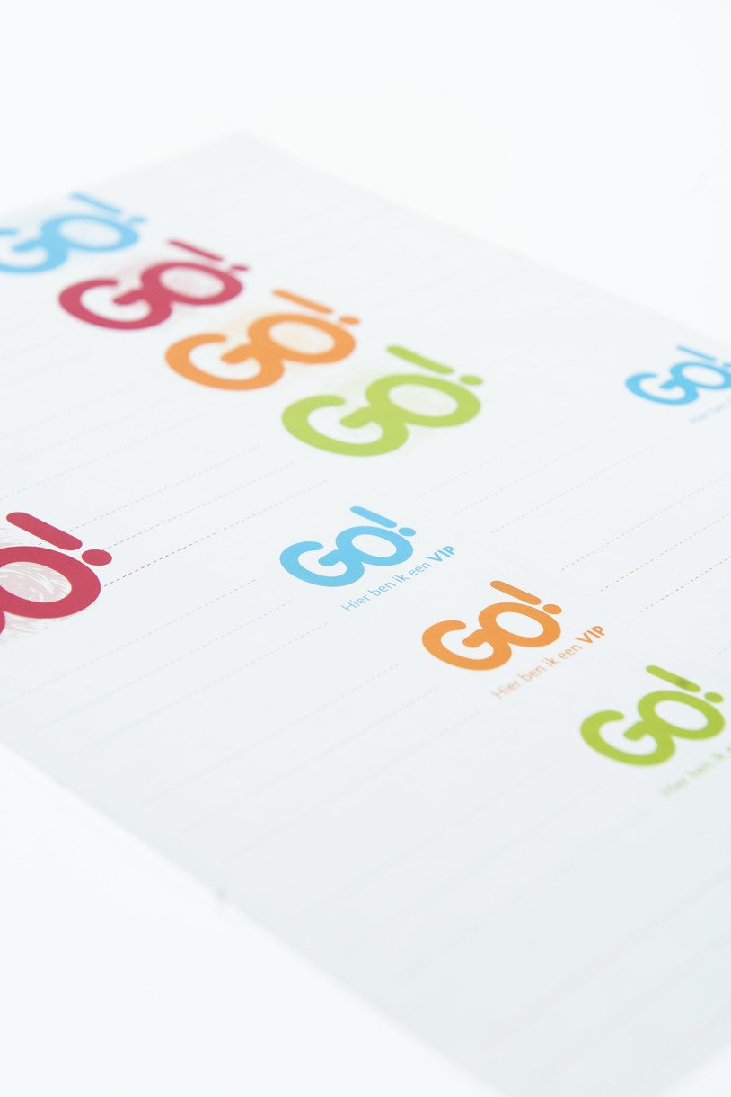 Vel Papier Met Meerdere 'GO!' Logo's In Verschillende Kleuren