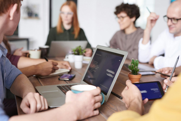 Leerkrachten Met Laptops Aan Tafel Rh