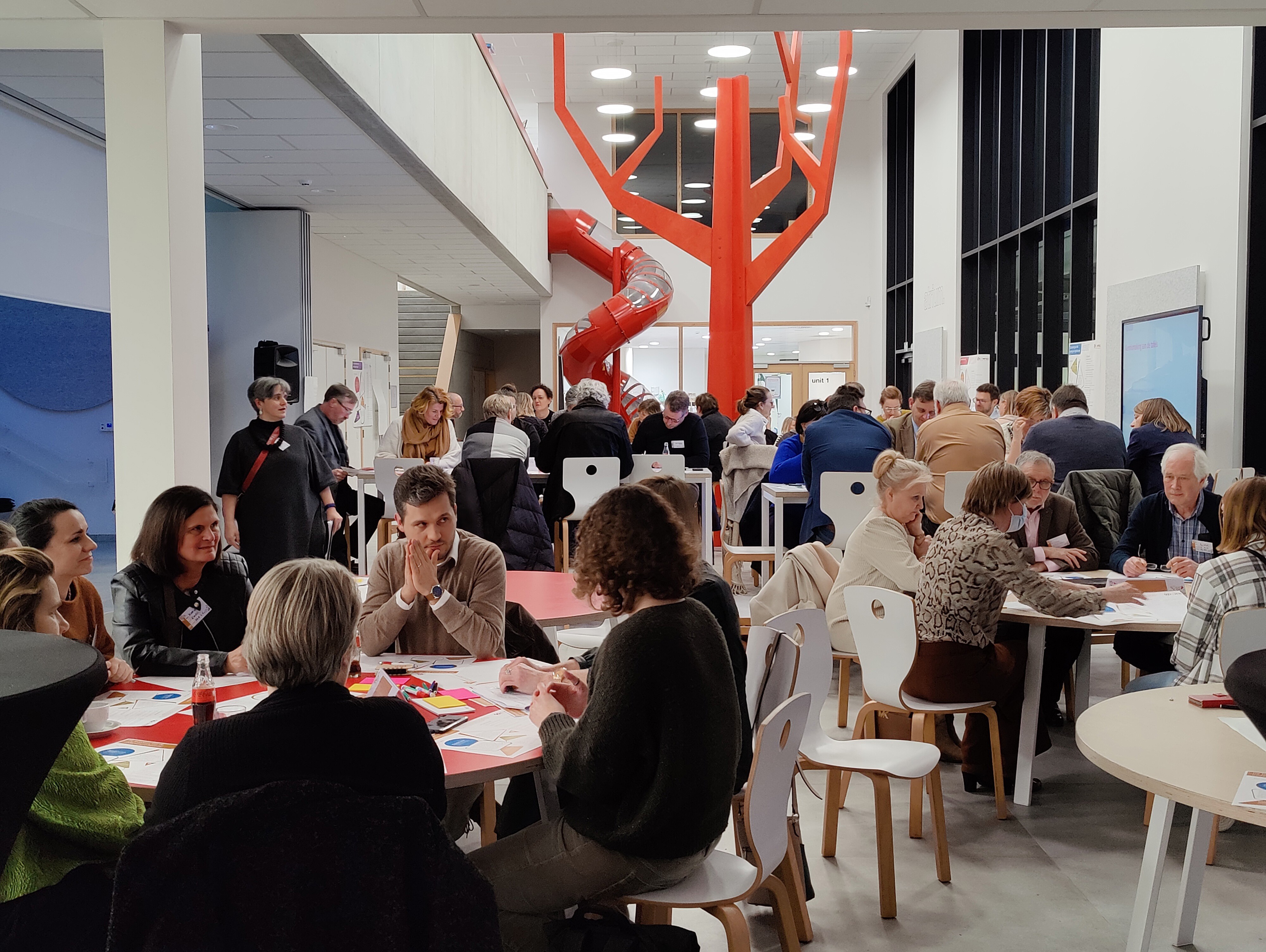 denkavond Zottegem - mensen discussiëren aan een tafel