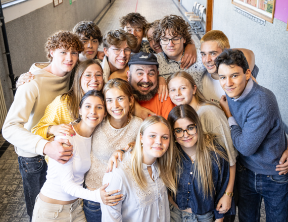 Bockie met klasgenoten in de schoolgang rh.png