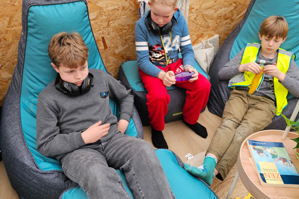 Drie Jongens In De Zen Zonezitzakken 1200X800