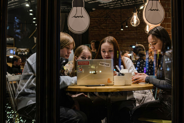 jongeren rond laptop_rh.jpg