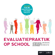 Boekomslag Met Silhouetten Van Kinderen En Volwassenen, Titel EVALUATIEPRAKTIJK OP SCHOOL, En Een Zijbalk Met Tekst