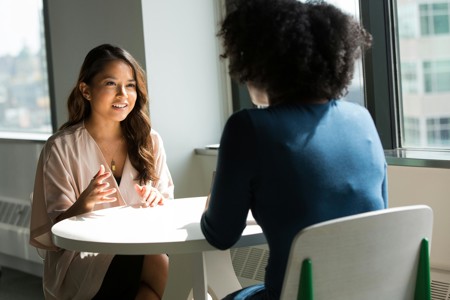 Conversatie tussen twee mensen aan een tafel