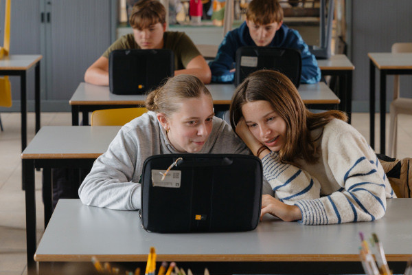 Twee Meisjes Aan Één Laptop In De Klas GO! Geel © Illias Teirlinck Rh