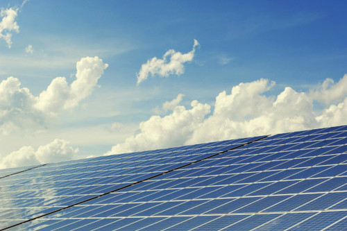 Zonnepanelen En Blauwe Lucht Met Wolkjes