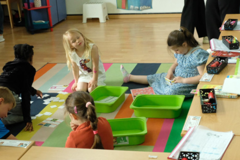 Kinderen Zelfstandig Bezig Op De Klasvloer