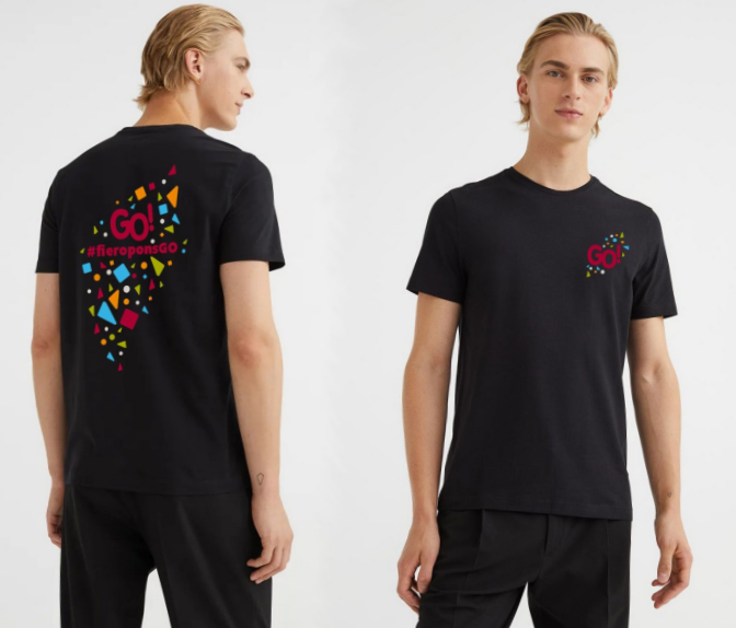 Man In Zwart T Shirt Met 'GO!' Logo Op De Borst En Kleurrijke Versie Op De Rug.