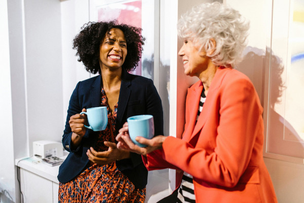 Twee Dames Pratend Met Kop Koffie In De Hand Rh